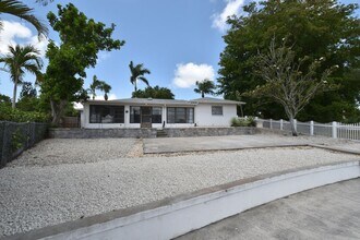 3461 Lakeview Dr in Naples, FL - Building Photo - Building Photo
