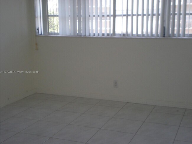 1460 NE 169th St in North Miami Beach, FL - Building Photo - Building Photo