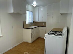 611 E Santa Anita Ave, Unit G in Burbank, CA - Foto de edificio - Building Photo
