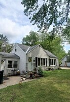 2245 Pinewood Dr in Mounds View, MN - Building Photo