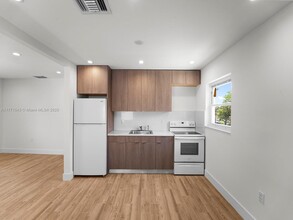 238 NW 41st Ave in Miami, FL - Building Photo - Building Photo