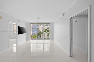 2000 N Bayshore Dr, Unit # 503 in Miami, FL - Foto de edificio - Building Photo