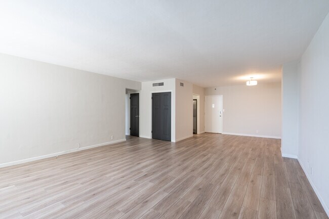 1200 West Ave, Unit 531 in Miami Beach, FL - Foto de edificio - Building Photo