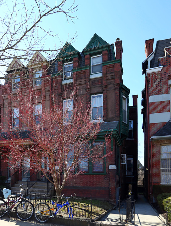 4210 Walnut St in Philadelphia, PA - Building Photo