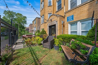 3728 W Wilson Ave, Unit Garden in Chicago, IL - Building Photo - Building Photo