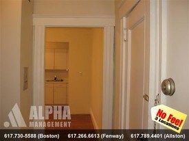 208 Winthrop Rd, Unit 4 in Brookline, MA - Building Photo
