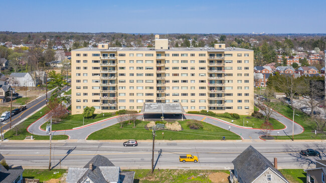 Park Towers West in Baltimore, MD - Building Photo - Building Photo