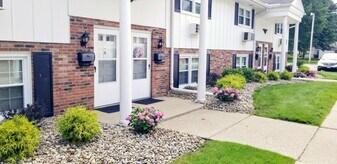 Willow Moor Townhouses I in Jefferson, OH - Building Photo