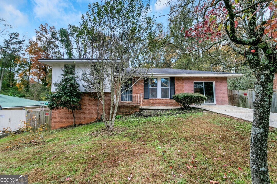 927 Slash Pine Rd in Forest Park, GA - Building Photo