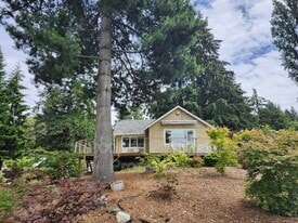 3913 Harbel Dr NE in Bremerton, WA - Building Photo