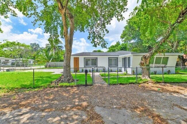 16200 NE 3rd Ave in Miami, FL - Foto de edificio - Building Photo