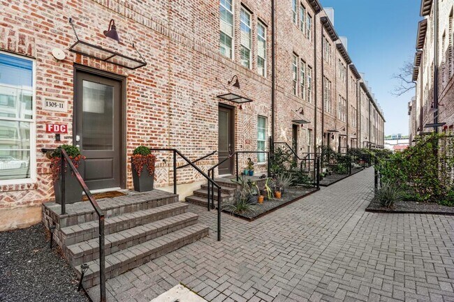 property at 1305 Town Creek Dr