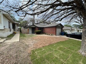 1231 Armadillo Rd in Austin, TX - Building Photo