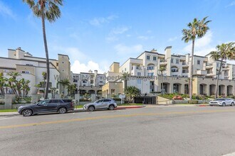 200 Pacific Coast Hwy in Huntington Beach, CA - Building Photo - Building Photo