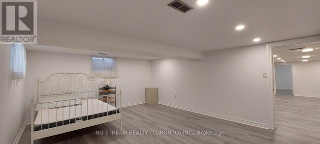 33 Kingslake Rd in Toronto, ON - Building Photo - Building Photo