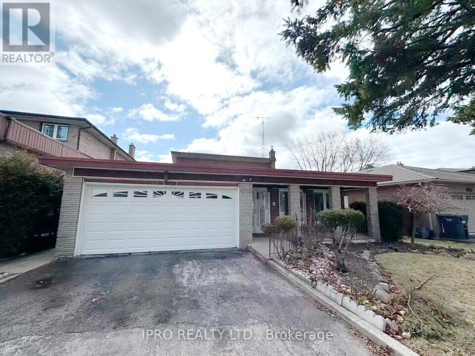 2317 Nikanna Rd in Mississauga, ON - Building Photo