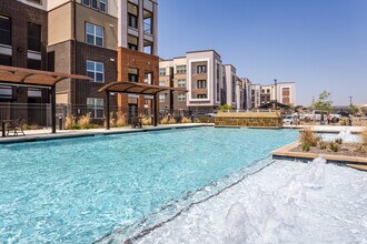 The Sutherland in Grand Prairie, TX - Foto de edificio - Building Photo