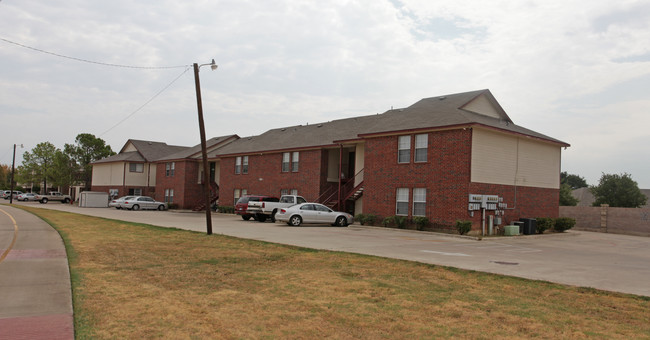 Davis Plaza Apartments in North Richland Hills, TX - Building Photo - Building Photo