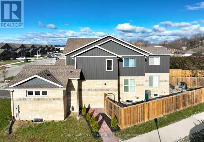 11 Manhattan Ct. in St Catharines, ON - Building Photo - Building Photo