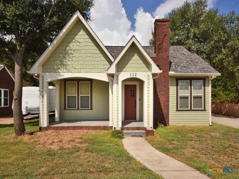 112 S Cypress Ave in Luling, TX - Building Photo