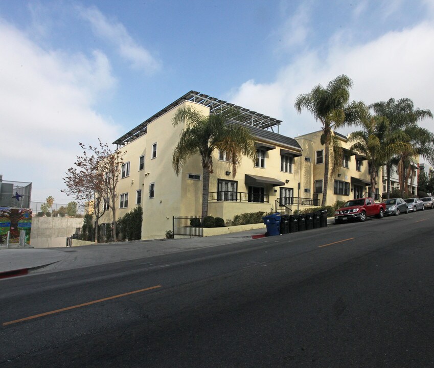 451 Lucas Ave in Los Angeles, CA - Foto de edificio