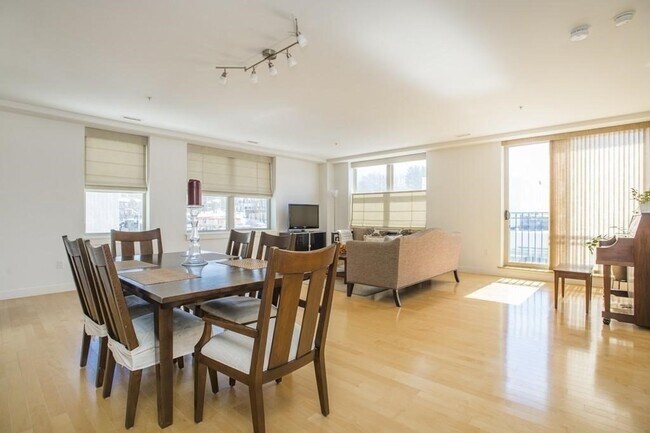 323 Boylston St, Unit 206 in Brookline, MA - Building Photo - Building Photo