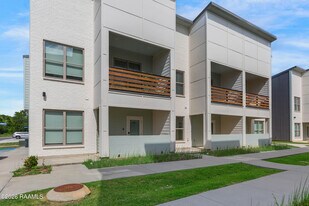 102 Canvasback Dr in Youngsville, LA - Building Photo