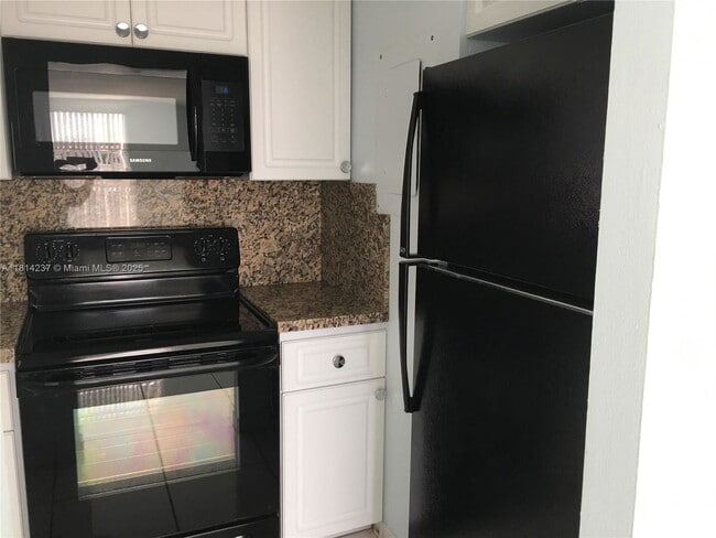 1700 NE 191st St in North Miami Beach, FL - Building Photo - Building Photo