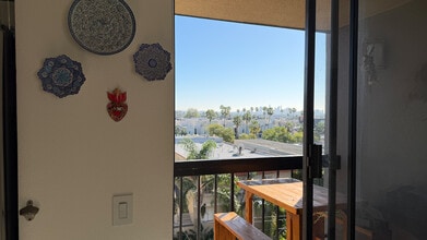 7320 Hawthorn Ave, Unit 321 in Los Angeles, CA - Foto de edificio - Building Photo