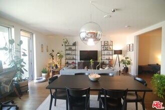 901 Flower St in Los Angeles, CA - Foto de edificio - Building Photo