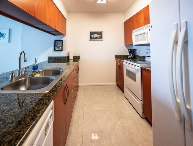 1200 Brickell Bay Dr in Miami, FL - Building Photo - Building Photo