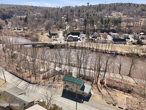 760 Hudson St in Hawley, PA - Foto de edificio - Building Photo
