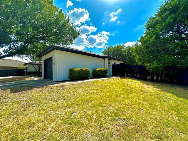 901 SE 10th St in Grand Prairie, TX - Foto de edificio - Building Photo