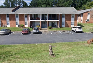 2829 N Ohenry Blvd in Greensboro, NC - Foto de edificio - Building Photo