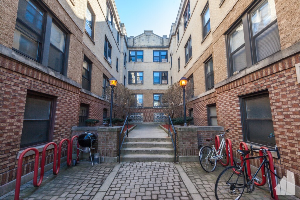 711 W Brompton Ave, Unit # 047 in Chicago, IL - Foto de edificio
