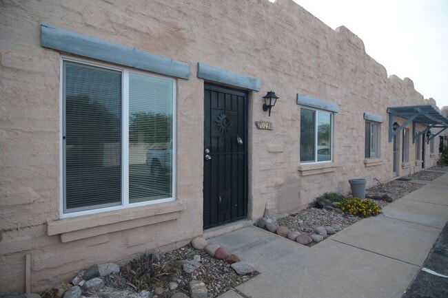 property at 1041 E Halcyon Rd