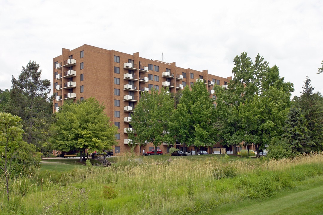 Crosstown Parkway in Kalamazoo, MI - Building Photo