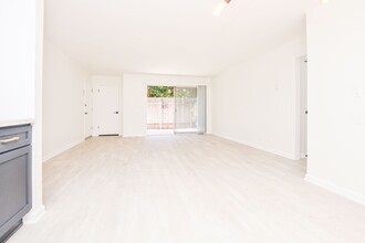 2602 Carnegie Ln-Unit -Unit 203 in Redondo Beach, CA - Building Photo - Building Photo