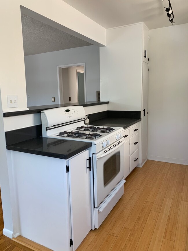 1047 E 1st St, Unit #7 Mayfair House in Long Beach, CA - Building Photo - Building Photo