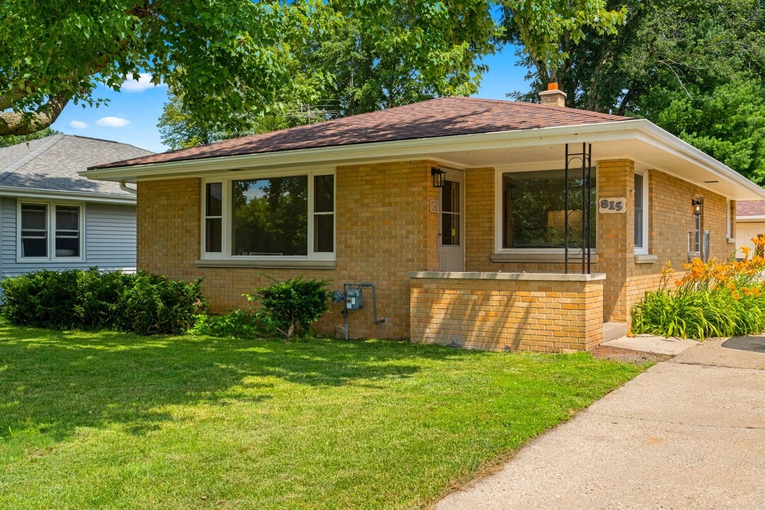 815 N Roosevelt Ave in Oconomowoc, WI - Building Photo