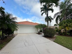 10635 Longshore Way E in Naples, FL - Foto de edificio - Building Photo