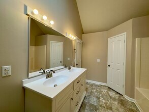 2013 Smith Cir in Greenbrier, TN - Foto de edificio - Building Photo