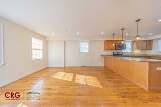 1012 Chestnut St, Unit 1 in Newton, MA - Foto de edificio - Building Photo