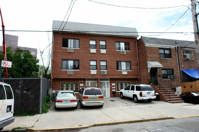 3217-3219 Leavitt St in Flushing, NY - Building Photo - Building Photo