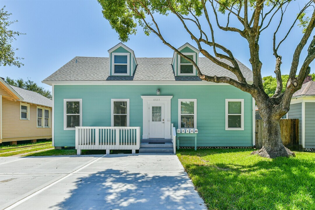 4323 Ursuline St in Galveston, TX - Building Photo