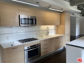 727 W 7th St in Los Angeles, CA - Building Photo - Building Photo