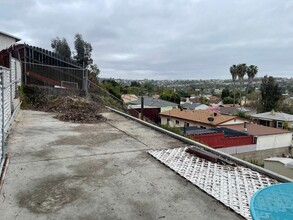 7262 Stanford Ave in La Mesa, CA - Foto de edificio - Building Photo