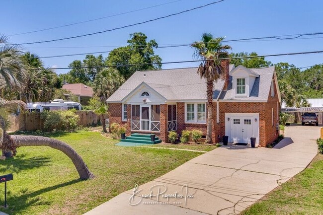 property at 1904 E De Soto St