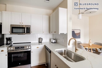 1501 W Howard Ln in Austin, TX - Foto de edificio - Building Photo