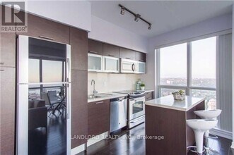 386 Yonge St in Toronto, ON - Building Photo - Building Photo